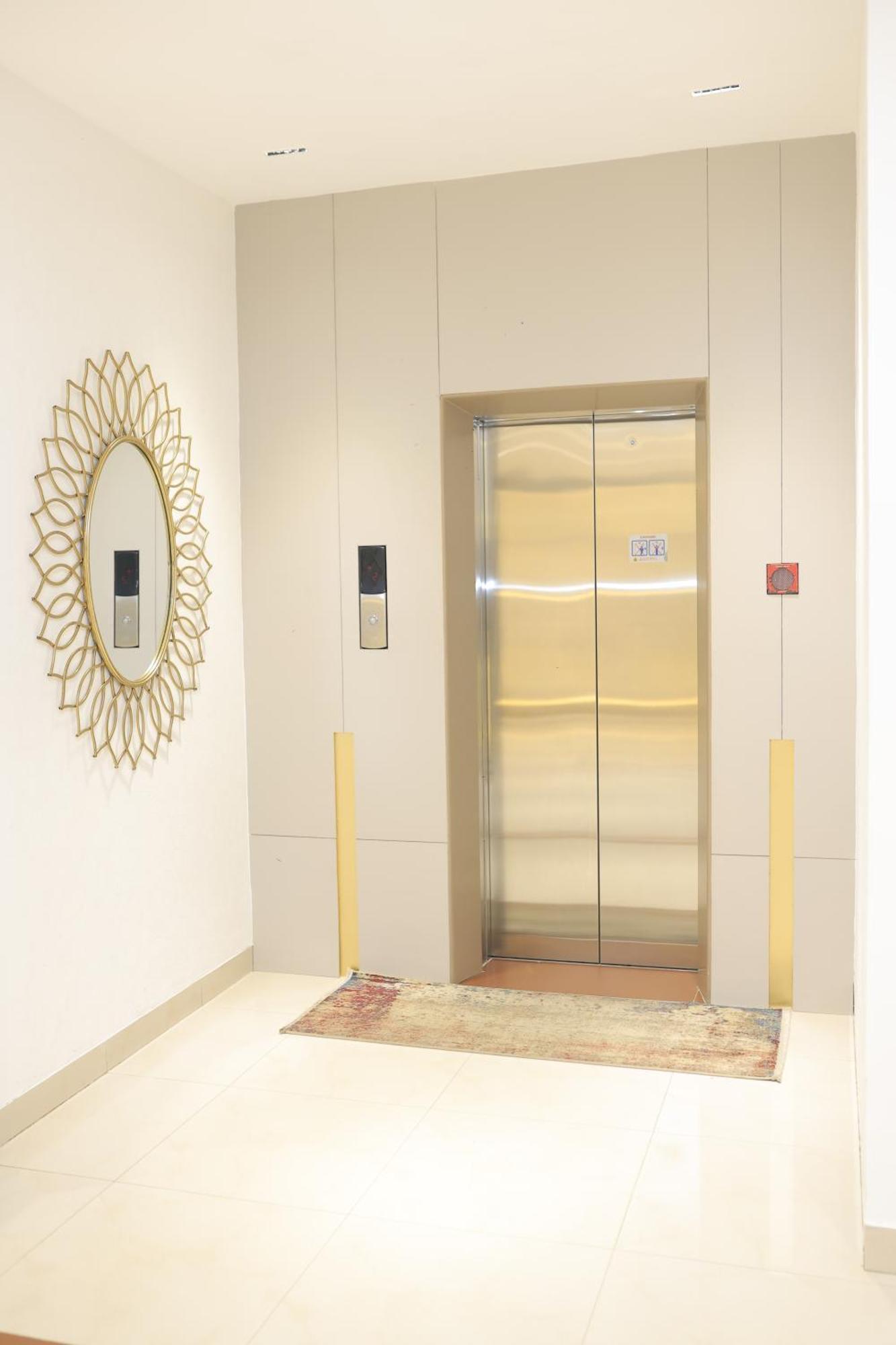 Hotel Prag Continental 古瓦哈提 外观 照片